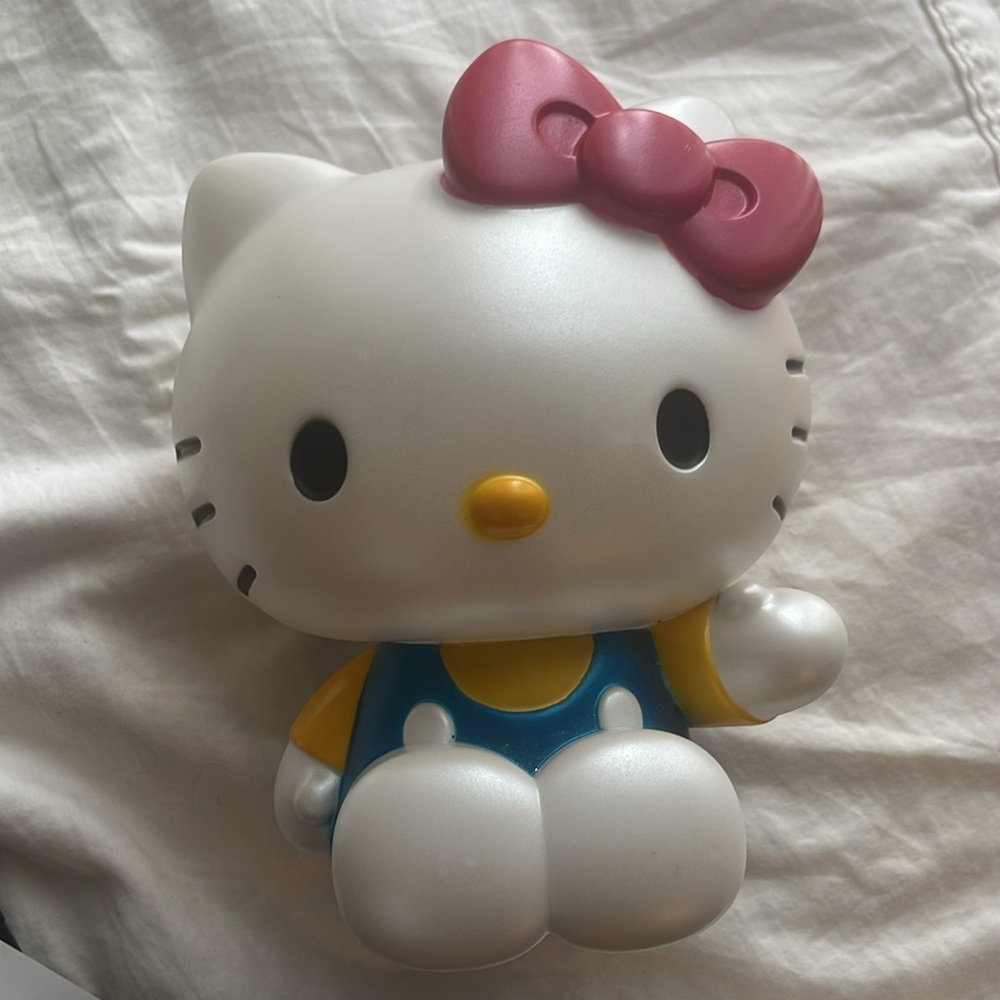 Hello Kitty Coin Bank - Picture 3 of 3